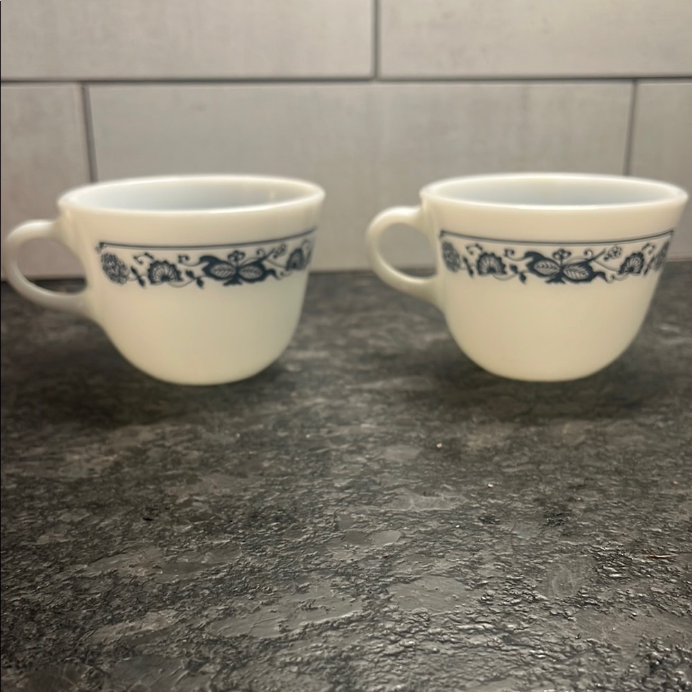 Set of 2 Pyrex coffee cups OLD TOWN BLUE. BLUE ONION 6 oz like new.